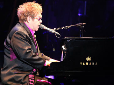 Элтон Джон (Elton John) спел для Дмитрия Медведева Элтон Джон (Elton John) спел для Дмитрия Медведева