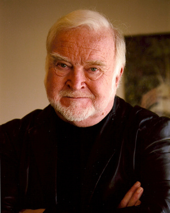 Михай Чиксентмихайи (Mihaly Csikszentmihalyi), директор Центра исследований качества жизни Клермонтского университета (США), член Американской академии наук, автор 20 книг. На русском языке изданы «Поток» и «В поисках потока» (Альпина нон-фикшн, 2011, 2012).