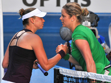 Вера Звонарева и Ким Клейстерс (Kim Clijsters) после матча в полуфинале Australian Open Вера Звонарева и Ким Клейстерс (Kim Clijsters) после матча в полуфинале Australian Open