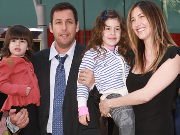 Адам Сэндлер (Adam Sandler) приехал на церемонию с семьей Адам Сэндлер (Adam Sandler) приехал на церемонию с семьей