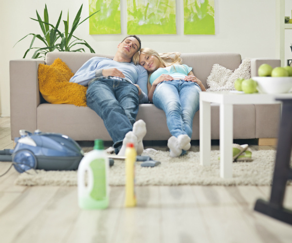 Чистим диван в домашних условиях народными средствами