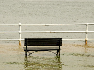 Потоки воды достигали восьми метров в высоту Потоки воды достигали восьми метров в высоту