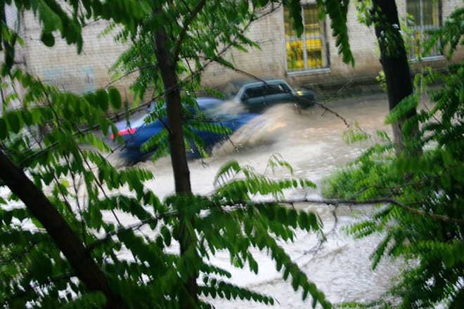 В Волгограде из-за ливня затопило два торговых центра Волгоград, дождь, Гроза, потоп, ливни, последствия дождей, пробки, ВТЦ, стихийное бедствие