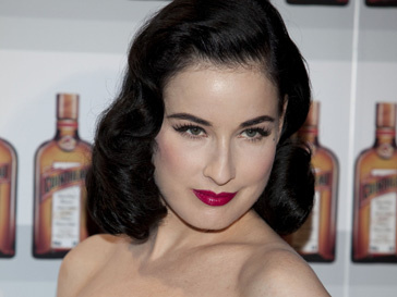 Дита фон Тиз (Dita von Teese) в рекламе томно снимает корсет Дита фон Тиз (Dita von Teese) в рекламе томно снимает корсет
