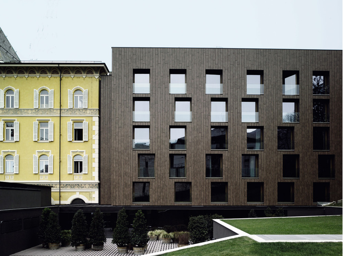 Лаконичный минималистский фасад Parc Hotel Billia контрастирует с соседним зданием гранд-отеля, построенным в стиле belle époque, популярном на рубеже XIX–XX веков. 