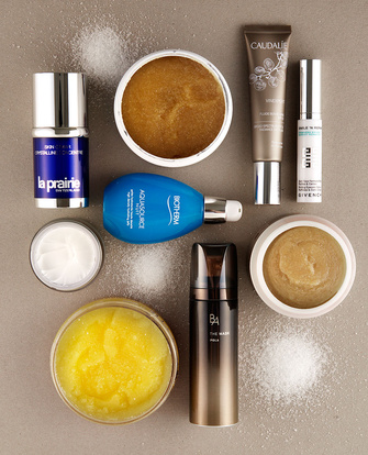 La Prairie Сыворотка с сахарной патокой Skin Caviar Crystalline Concentrate; SpaRitual Сахарный скраб для тела Close Your Eyes; Caudalie Дневной увлажняющий флюид SPF 15 против гликации Vinexpert; Givenchy Гель для век против гликации Smile’n Repair Firmness Expert; Payot Скраб для тела на основе бурого сахара Gommage Minéral; Biotherm Увлажняющее желе для лица с маннозой Aquasource Nuit; Clinique Крем для лица против гликации Youth Surge SPF 15 Age Decelerating Moisturizer; Delarom Сахарный скраб для тела; Pola Маска для лица против гликации B.A. Mask.