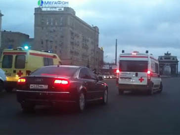 Машинам «скорой помощи» пришлось ждать проезда кортежа Машинам «скорой помощи» пришлось ждать проезда кортежа
