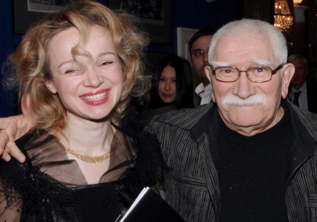 Армен Джигарханян заявил, что молодая жена пытается его убить