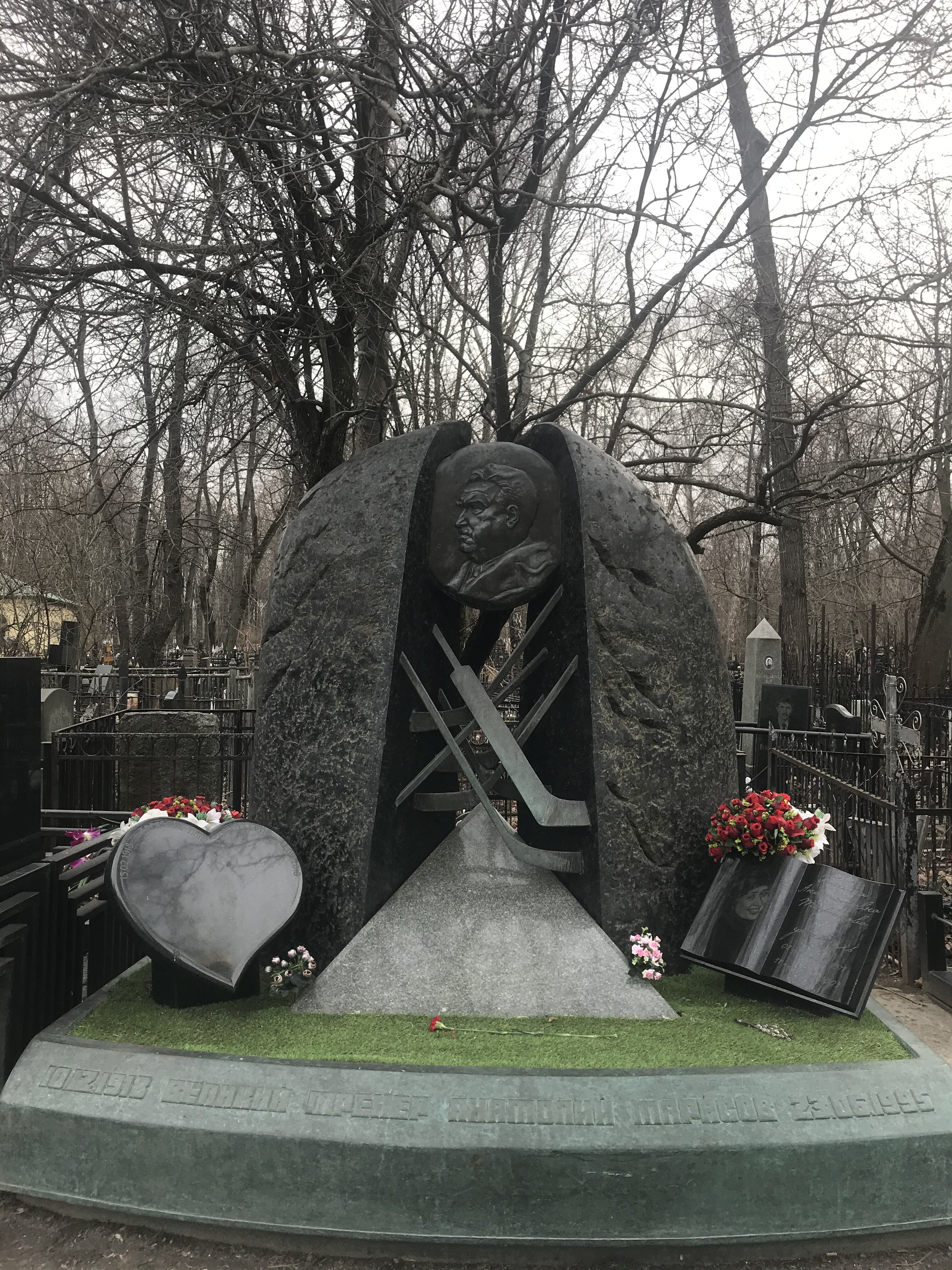 памятник абдулова на кладбище фото