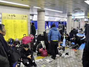 Миллионы людей оказались запертыми в токийском метро из-за землетрясения 11 марта Миллионы людей оказались запертыми в токийском метро из-за землетрясения 11 марта