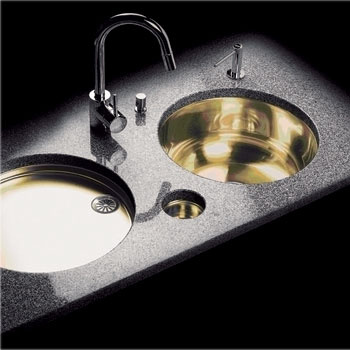 Модель серии Classic-Line (Eisinger Swiss) с покрытием нитрата циркония, высокая коррозионная стойкость которого позволит сохранить мойке нарядный вид, от 37 700 руб. Модель серии Classic-Line (Eisinger Swiss) с покрытием нитрата циркония, высокая коррозионная стойкость которого позволит сохранить мойке нарядный вид, от 37 700 руб.