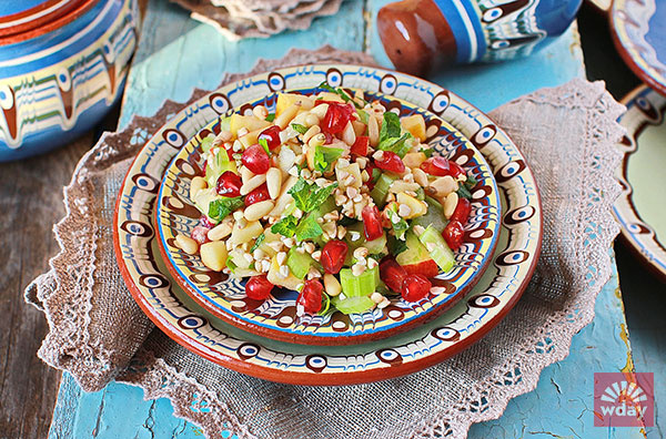 Tabbouleh с зеленой гречей, гранатом и кедровыми орехами детокс