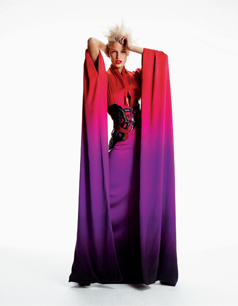 Alexander McQueen. Полное драматизма платье-кимоно с цветовым эффектом «деграде» заставит вас застыть у витрины. Платье из шелка, корсет из кожи и органзы, все — Alexander McQieen. Alexander McQueen. Полное драматизма платье-кимоно с цветовым эффектом «деграде» заставит вас застыть у витрины. Платье из шелка, корсет из кожи и органзы, все — Alexander McQieen.