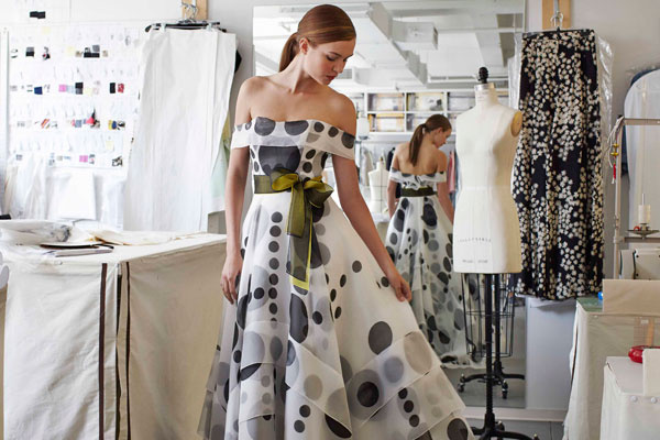 Платье, созданное в честь аромата Carolina Herrera de Baez Платье, созданное в честь аромата Carolina Herrera de Baez