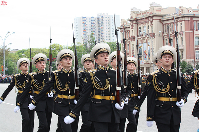 В Ростове прошел парад, посвященный Великой Победе В Ростове прошел парад, посвященный Великой Победе