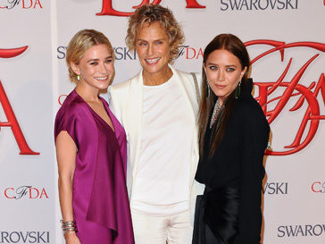 Мэри-Кейт и Эшли Олсен (Mary-Kate and Ashley Olsen) на СFDA Awards с Лорен Хаттон Мэри-Кейт и Эшли Олсен (Mary-Kate and Ashley Olsen) на СFDA Awards с Лорен Хаттон