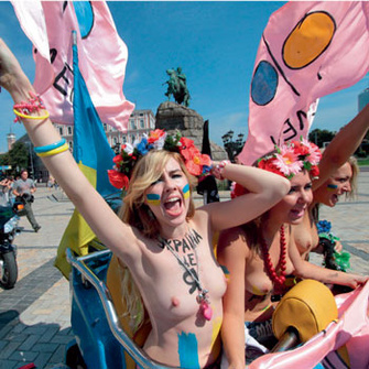 Украинская феминистская организация «Femen» на Софийской площади в День Независимости Украины. Украинская феминистская организация «Femen» на Софийской площади в День Независимости Украины.