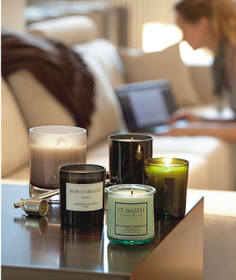 Парфюмированные свечи, по часовой стрелке: Inspiring Wild Indigo Air Candle c нотами розмарина и розового перца, MOLTON BROWN; Love Loukoum de Turquie с нотами ириса и нероли, BY KILIAN; La Lumiere d'Ambience с нотами шалфея и китайской герани, CLARINS HOME, CLARINS; Sandalwood с нотой сандала, ST. BARTH; Bois D'Argent с нотами меда и мускуса, DIOR.