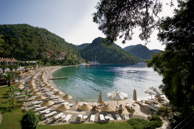 Если вы хотите тишины, то для вас, помимо главного пляжа, в отеле Hillside Beach Club есть еще два silent beaches – «бесшумных пляжа», куда не пускают с детьми и включенными мобильными. Если вы хотите тишины, то для вас, помимо главного пляжа, в отеле Hillside Beach Club есть еще два silent beaches – «бесшумных пляжа», куда не пускают с детьми и включенными мобильными.