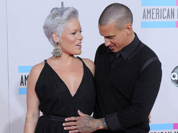 Пинк (Pink) и мотогонщик Кэри Харт (Carey Hart) вместе 6 лет Пинк (Pink) и мотогонщик Кэри Харт (Carey Hart) вместе 6 лет