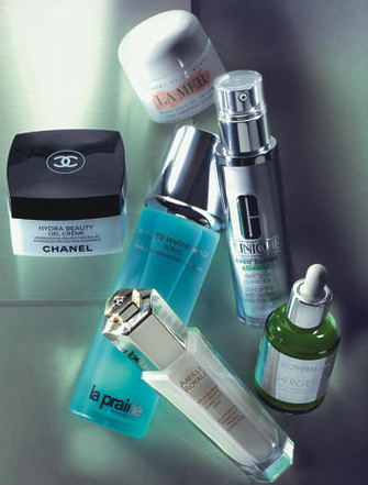 По часовой стрелке: увлажняющий гель-крем Hydra Beauty, CHANEL; крем с экстрактом Miracle Broth, в составе которого водоросли, минералы, витамины и растительные масла, LA MER; сыворотка, выравнивающая тон кожи, Even Better Clinical Dark Spot Corrector, CLINIQUE; концентрат против признаков усталости Skin-Ergetic, BIOTHERM; омолаживающая сыворотка с медом и маточным молочком Abeille Royale, GUERLAIN; тоник Advanced Marine Biology, LA PRAIRIE.