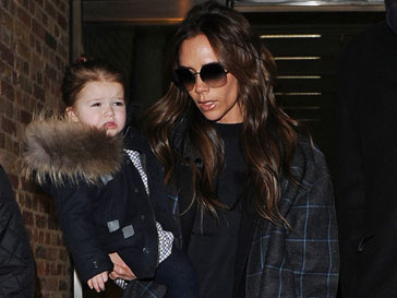 Виктория Бекхэм (Victoria Beckham) не отказывает Харпер Севен в красивой обуви Виктория Бекхэм (Victoria Beckham) не отказывает Харпер Севен в красивой обуви