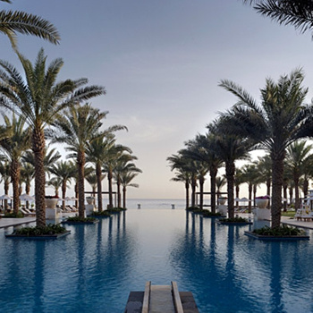 Отель Al Bustan Palace InterContinental Muscat (Оман). После продолжительного 18-месячного ремонта в городе Муттра при отеле открылся серьезно модернизированный бассейн. Главная новинка - специальные «водные» дворецкие (которые будут стараться казаться невидимыми, находясь при этом в зоне досягаемости), готовые выполнить любые поручения купающихся. Бассейн окружен десятками тенистых пальм. Отель Al Bustan Palace InterContinental Muscat (Оман). После продолжительного 18-месячного ремонта в городе Муттра при отеле открылся серьезно модернизированный бассейн. Главная новинка - специальные «водные» дворецкие (которые будут стараться казаться невидимыми, находясь при этом в зоне досягаемости), готовые выполнить любые поручения купающихся. Бассейн окружен десятками тенистых пальм.