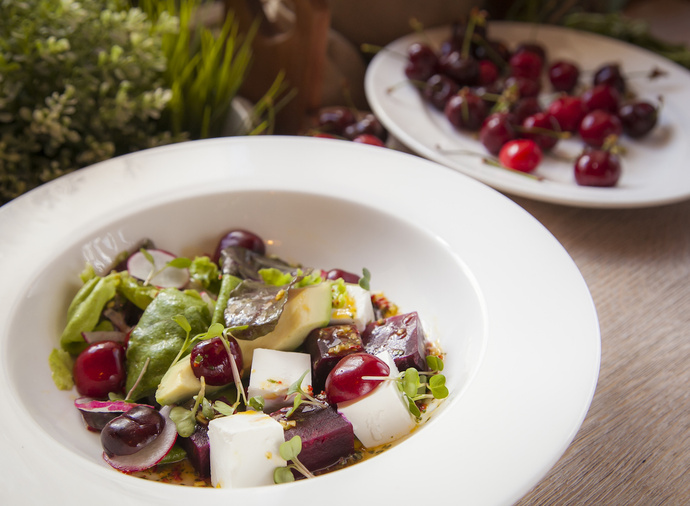 Салат с томленым гусем, хрустящим фенхелем и спелым нектарином Салат с томленым гусем, хрустящим фенхелем и спелым нектарином летние салаты с фото