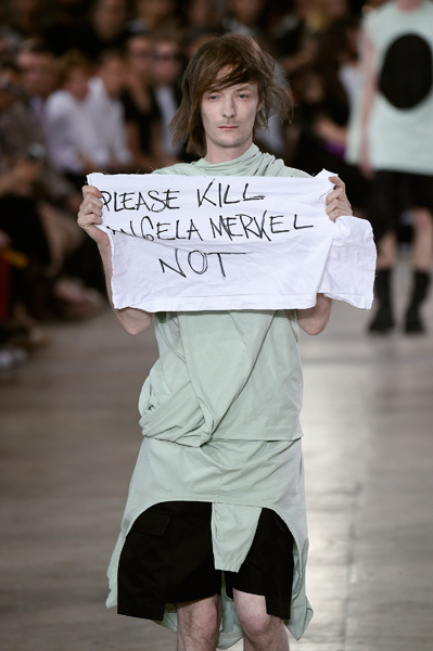 Модель на показе Rick Owens на Неделе моды в Париже Модель на показе Rick Owens на Неделе моды в Париже