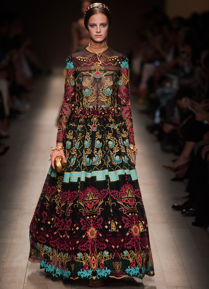 Платье Valentino (коллекция pret-a-porter) из шелка, украшенное вышивкой и тесьмой — 611 280 руб.
