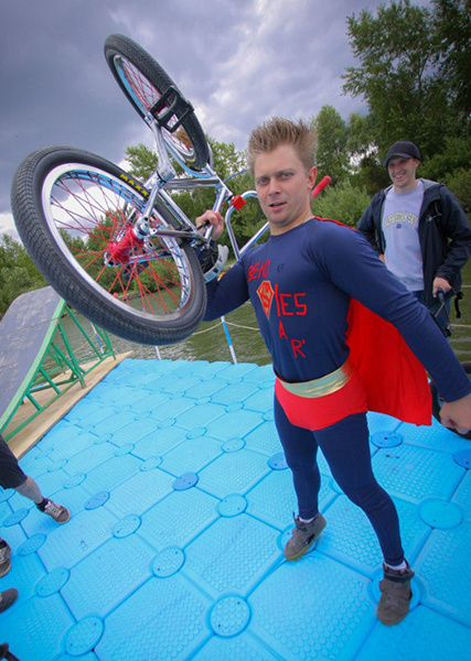 Супергерой сейчас нырнет на велосипеде в озеро! Bicycle Live Fest