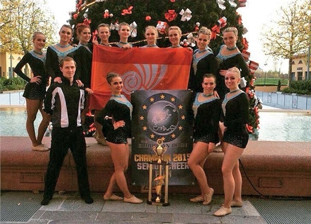 Команда Star Light с кубком Челябинская команда Star Light победила на кубке Европы по черлидингу