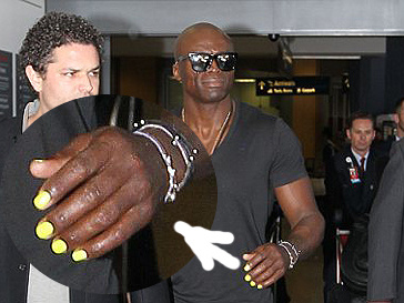Сил (Seal) сделал маникюр Сил (Seal) сделал маникюр