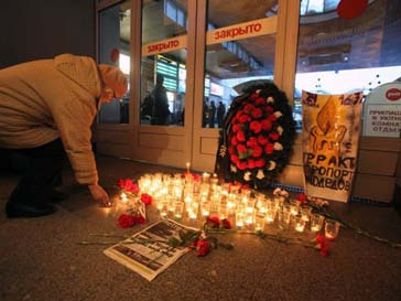 Люди принесли цветы и свечи в международный терминал, где случился теракт Люди принесли цветы и свечи в международный терминал, где случился теракт