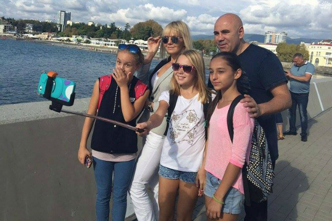 Валерия и Иосиф Пригожин с поклонниками Валерия и Иосиф Пригожин с поклонниками фото