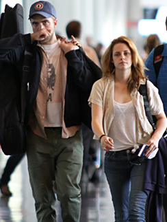 В жизни Роберт Паттинсон (Robert Pattinson) и Кристен Стюарт (Kristen Stewart) одеваются очень скромно. В жизни Роберт Паттинсон (Robert Pattinson) и Кристен Стюарт (Kristen Stewart) одеваются очень скромно