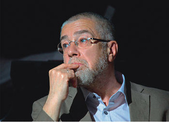Сергей Гандлевский, поэт, прозаик, лауреат премии «Антибукер» за книгу стихов «Праздник» (1996) и престижной литературной премии «Поэт» (2010). Одна из последних книг – сборник «Опыты в стихах» (Захаров, 2008).
