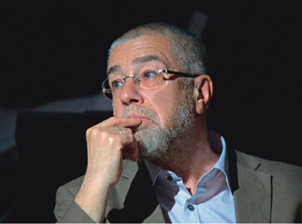 Сергей Гандлевский, поэт, прозаик, лауреат премии «Антибукер» за книгу стихов «Праздник» (1996) и престижной литературной премии «Поэт» (2010). Одна из последних книг – сборник «Опыты в стихах» (Захаров, 2008).