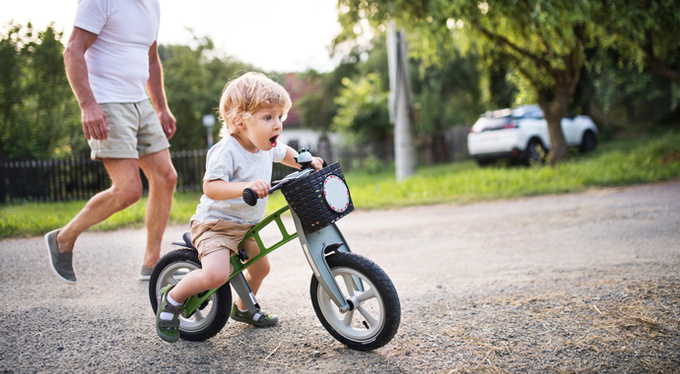 Твердая пища, ползание и велосипед: как эти вещи влияют на развитие ребенка?