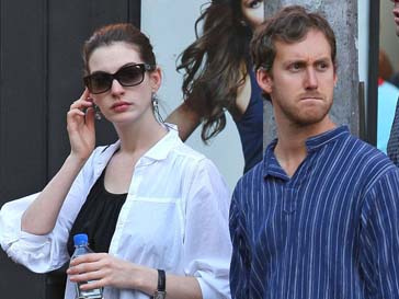 Энн Хэтуэй (Anne Hathaway) и Адам Шулман (Adam Shulman) Энн Хэтуэй (Anne Hathaway) и Адам Шулман (Adam Shulman)