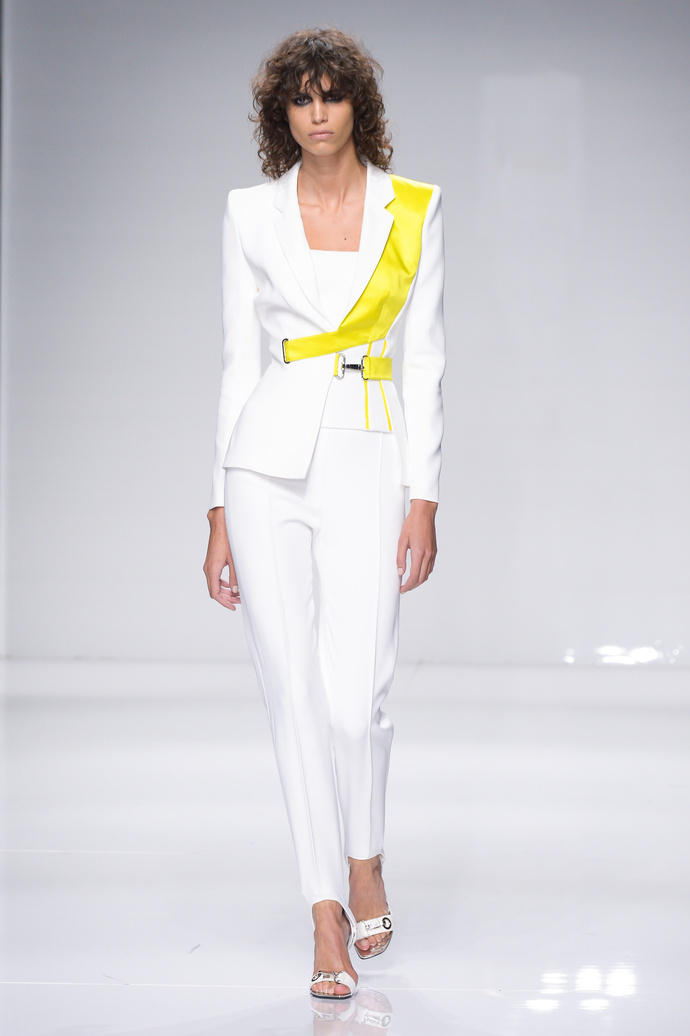 В движении: показ весенней коллекции Atelier Versace 