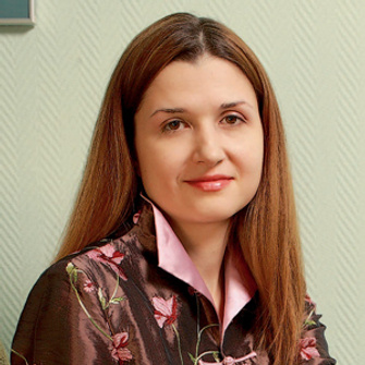 – нарративный консультант, член правления Общества семейных консультантов и психотерапевтов.