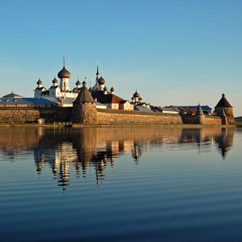 По берегам Онеги раскиданы памятники деревянного зодчества XVII века и старинные деревеньки. По берегам Онеги раскиданы памятники деревянного зодчества XVII века и старинные деревеньки.