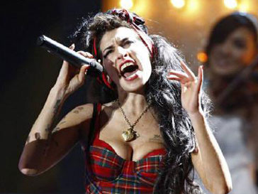 Эми Уайнхаус (Amy Winehouse) стала жертвой алкоголя Эми Уайнхаус (Amy Winehouse) стала жертвой алкоголя