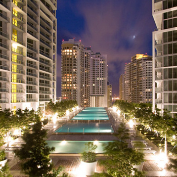 Отель Viceroy Miami (США). В Майами, городе с сотнями бассейнов, появилось местное чудо света: громадный бассейн на 15 этаже отеля - с потрясающим видом на высоченные небоскребы. Можно загорать в шезлонге, можно нежиться в джакузи или плескаться в диковинном бассейне размером с футбольное поле - заскучать в центре Майами будет сложно. Отель Viceroy Miami (США). В Майами, городе с сотнями бассейнов, появилось местное чудо света: громадный бассейн на 15 этаже отеля - с потрясающим видом на высоченные небоскребы. Можно загорать в шезлонге, можно нежиться в джакузи или плескаться в диковинном бассейне размером с футбольное поле - заскучать в центре Майами будет сложно.