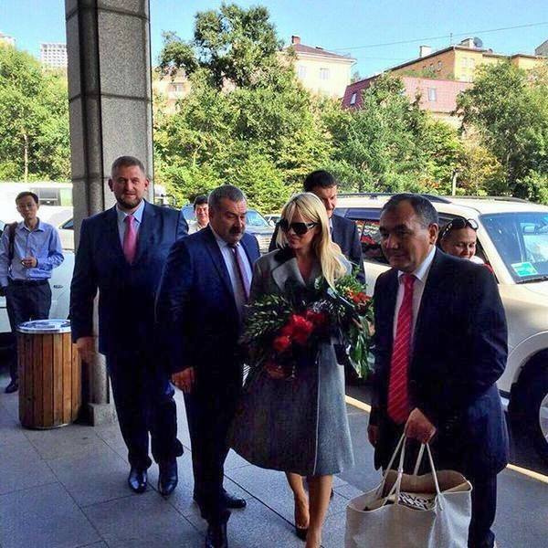 Памела Андерсон входит в отель Хёнде Памела Андерсон прилетела во Владивосток на экономический форум