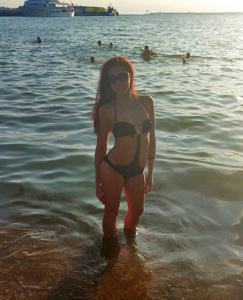 Лето 2015: отдых на море, девушки в купальниках фото Лето 2015: отдых на море, девушки в купальниках фото