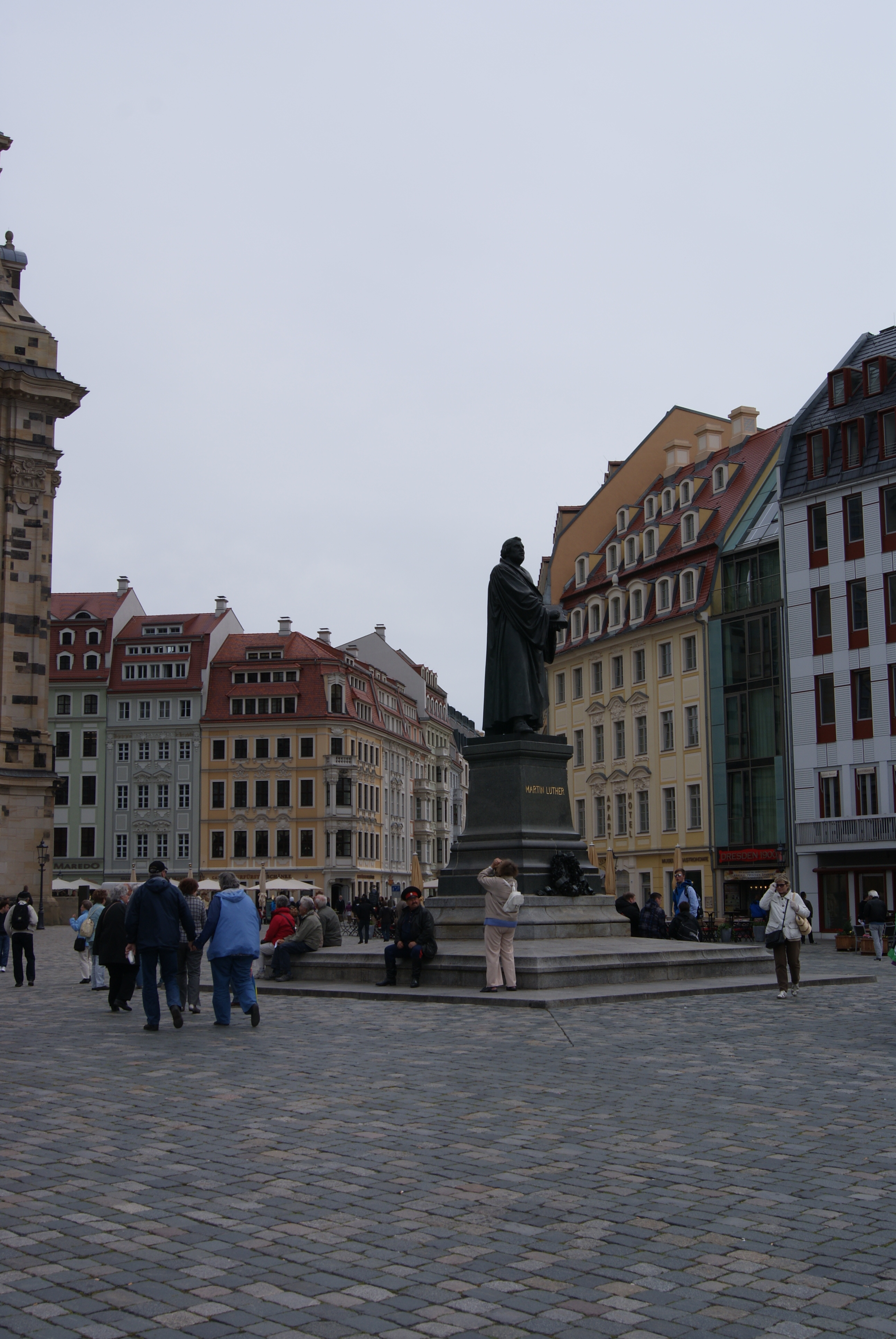 На месте Мартина Лютера должен быть Шолохов.
Эльба-Дон. На месте Мартина Лютера должен быть Шолохов.
Эльба-Дон.