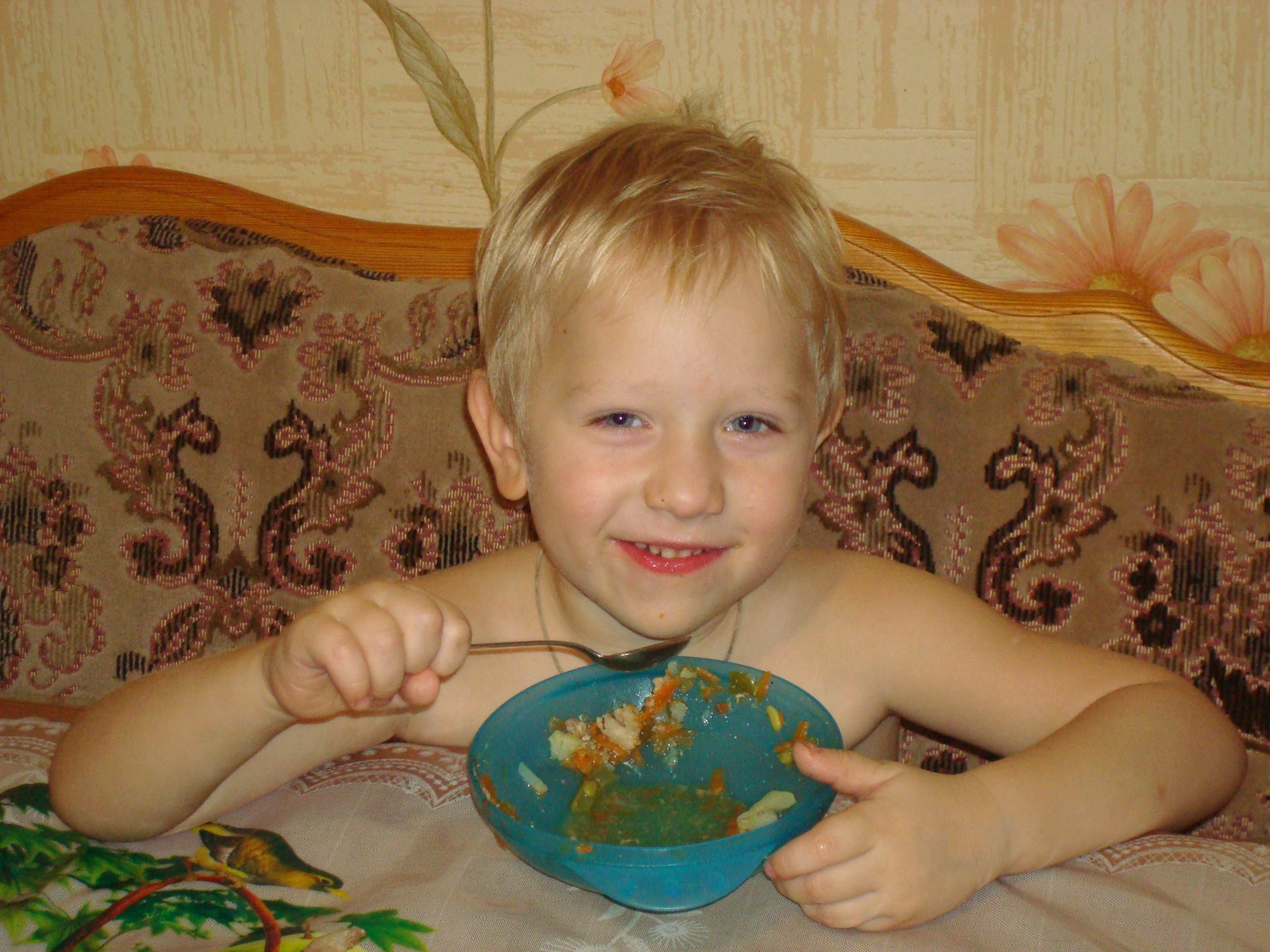 Сын Слава кушает классный салат! Сын Слава кушает классный салат!