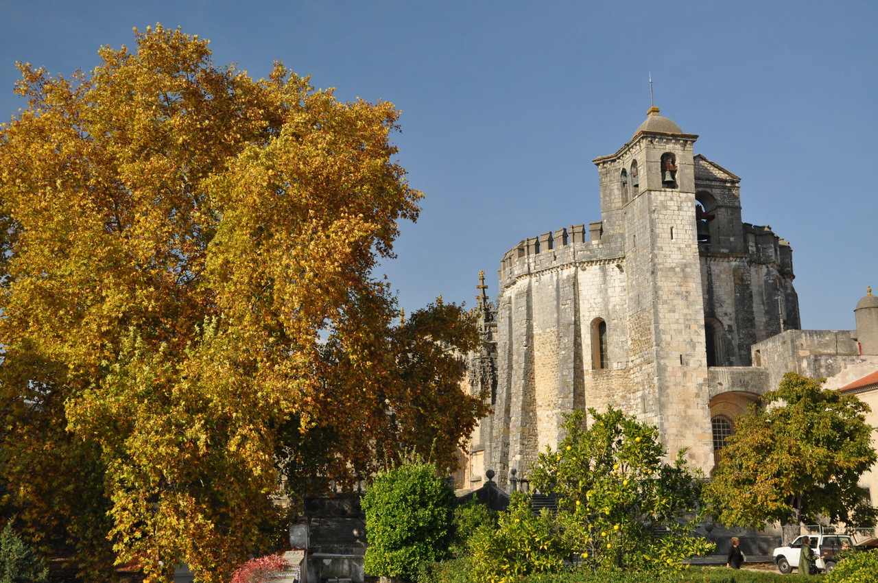 Замок в городке Томар (Конвенту-де... Замок в городке Томар (Конвенту-де...
